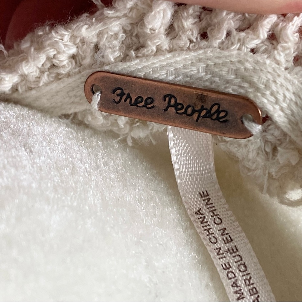 Free People Hold on Tunic in Ivory L
Sleeveless chunky knit 70s hippie - Picture 6 of 13